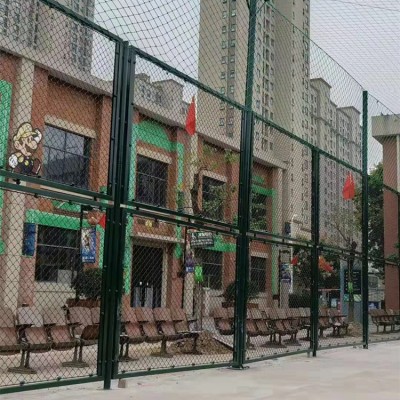 加工pvc包塑勾花围栏 体育场防护网篮球场护栏网
